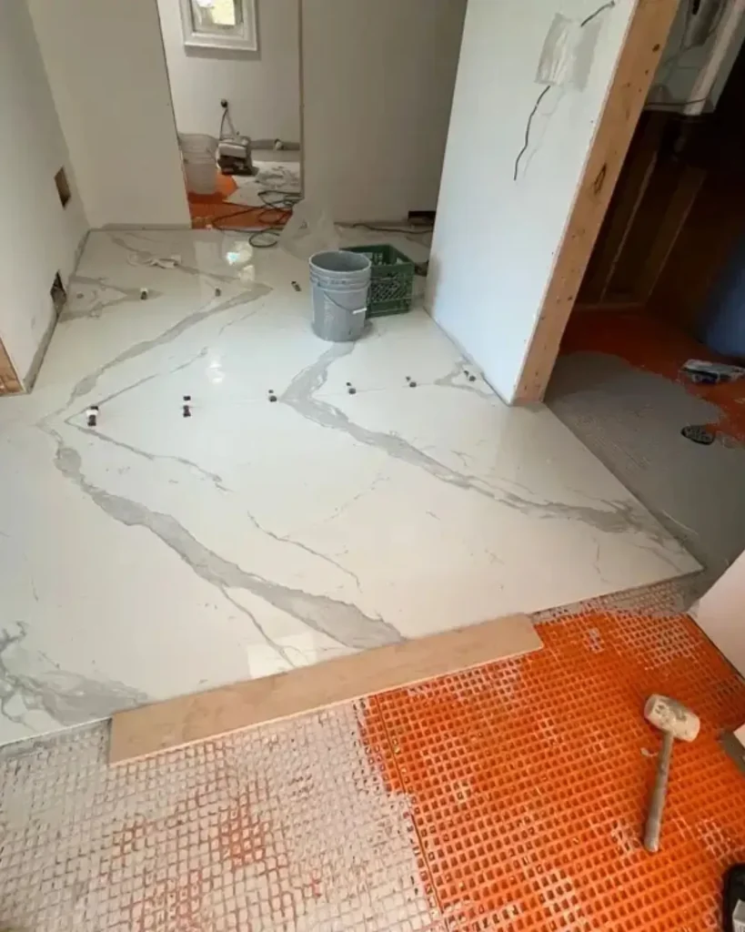 Vendosje e pllakave format të madh për një pamje moderne dhe elegante në çdo hapësirë.