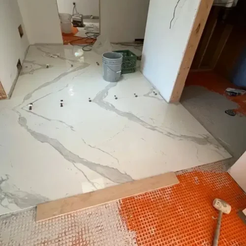 Vendosje e pllakave format të madh për një pamje moderne dhe elegante në çdo hapësirë.